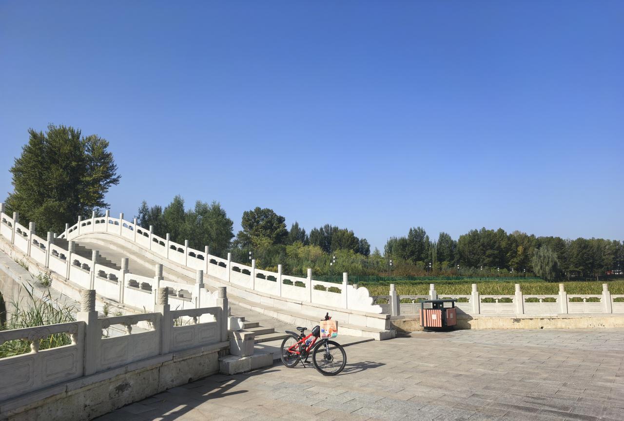 我的侄儿大学毕业后，已在北京整整工作一年了。这一年里，他上班从未给家里拿过一分钱