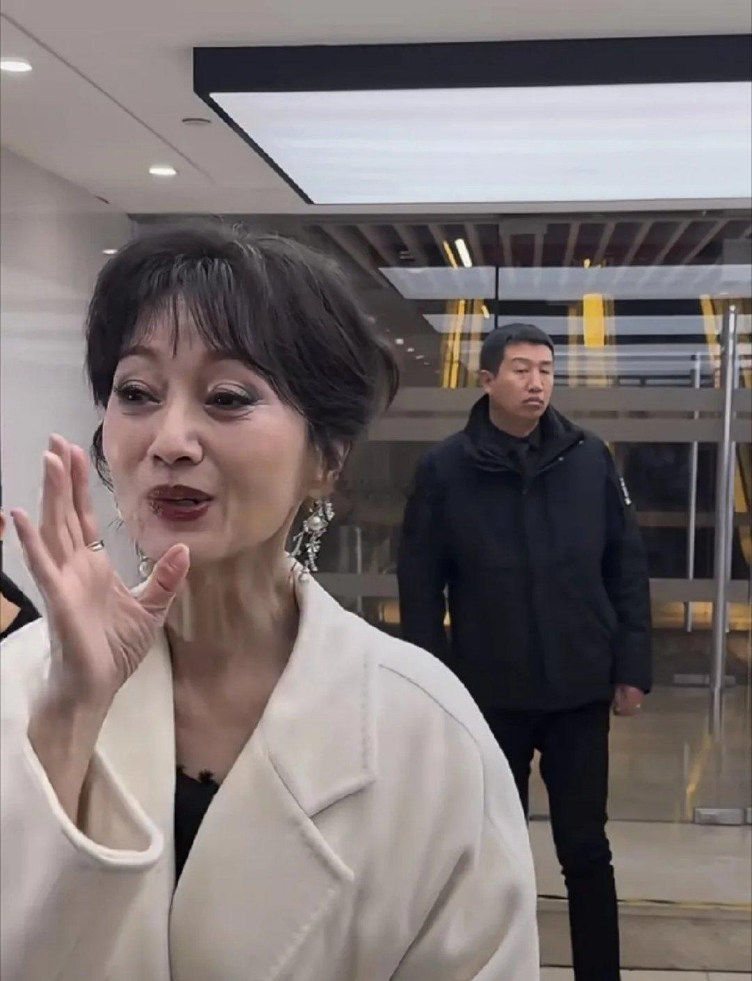 赵雅芝这辈子看来就是个闲不住的命！三个儿子都成了家，她都72了，脸上也有皱纹了，