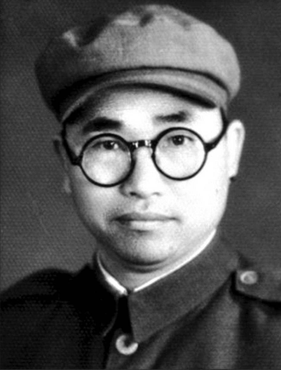 抗战时，聂帅正开会，外头突响枪声。他冲出去，竟见团长打死了爱犬。聂帅怒了：“你枪
