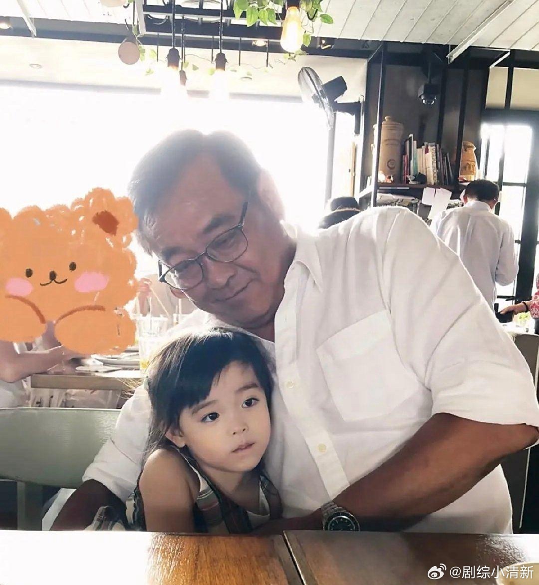 67岁尔冬升和女儿在咖啡店，父女俩年龄差距好大，看来年轻时的丁克宣言也破了，但父