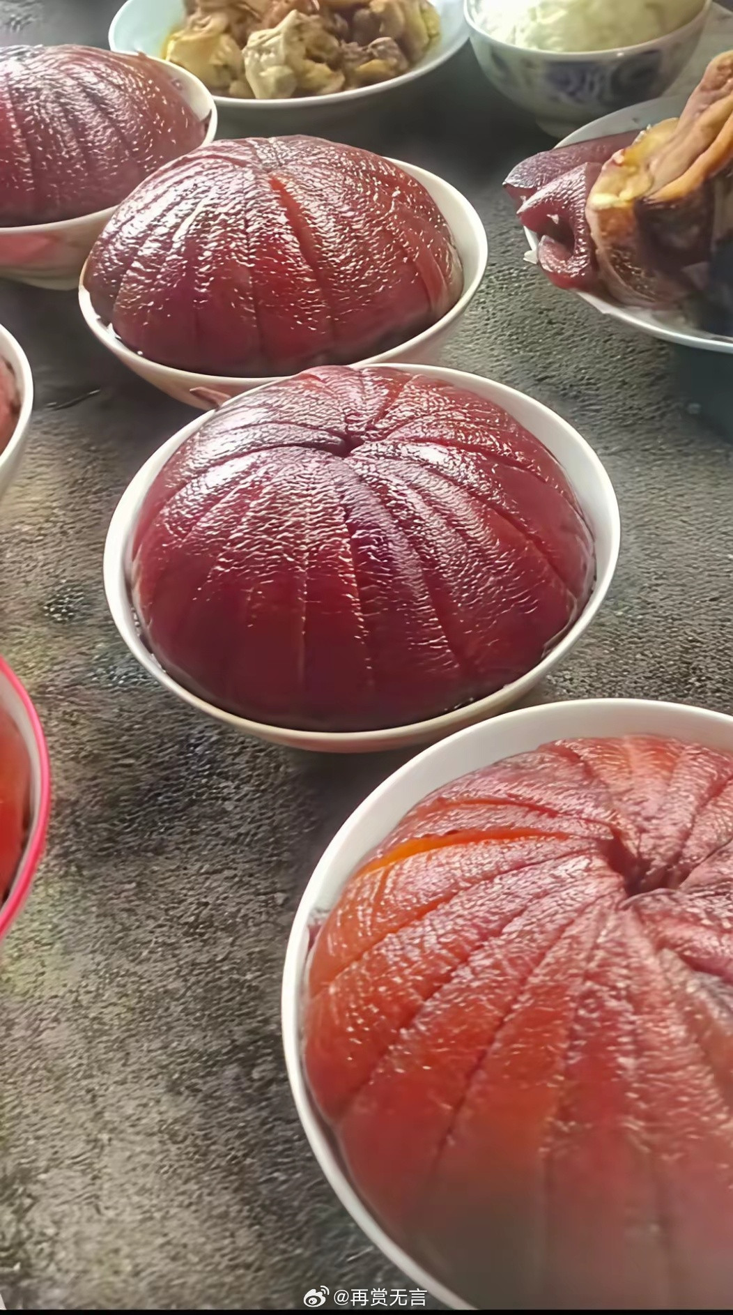 这是我见过最漂亮的扣肉，整齐得像是排过队，这手艺，太讲究了——光看着都舍不得动筷