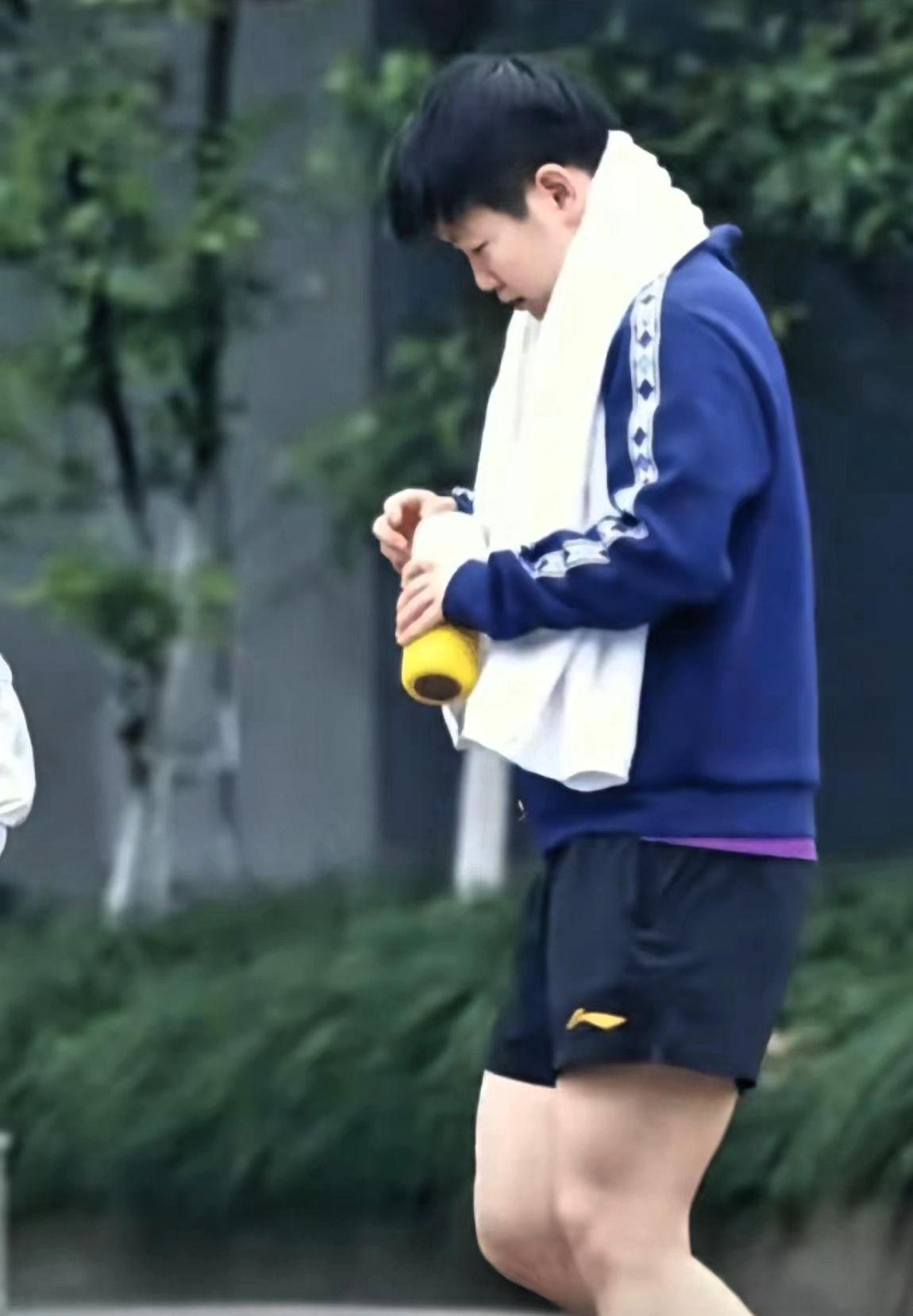 笑不活了，一大早蹲守在河对岸的“路透社”们发现情况不对劲，国乒早训集合怎么只