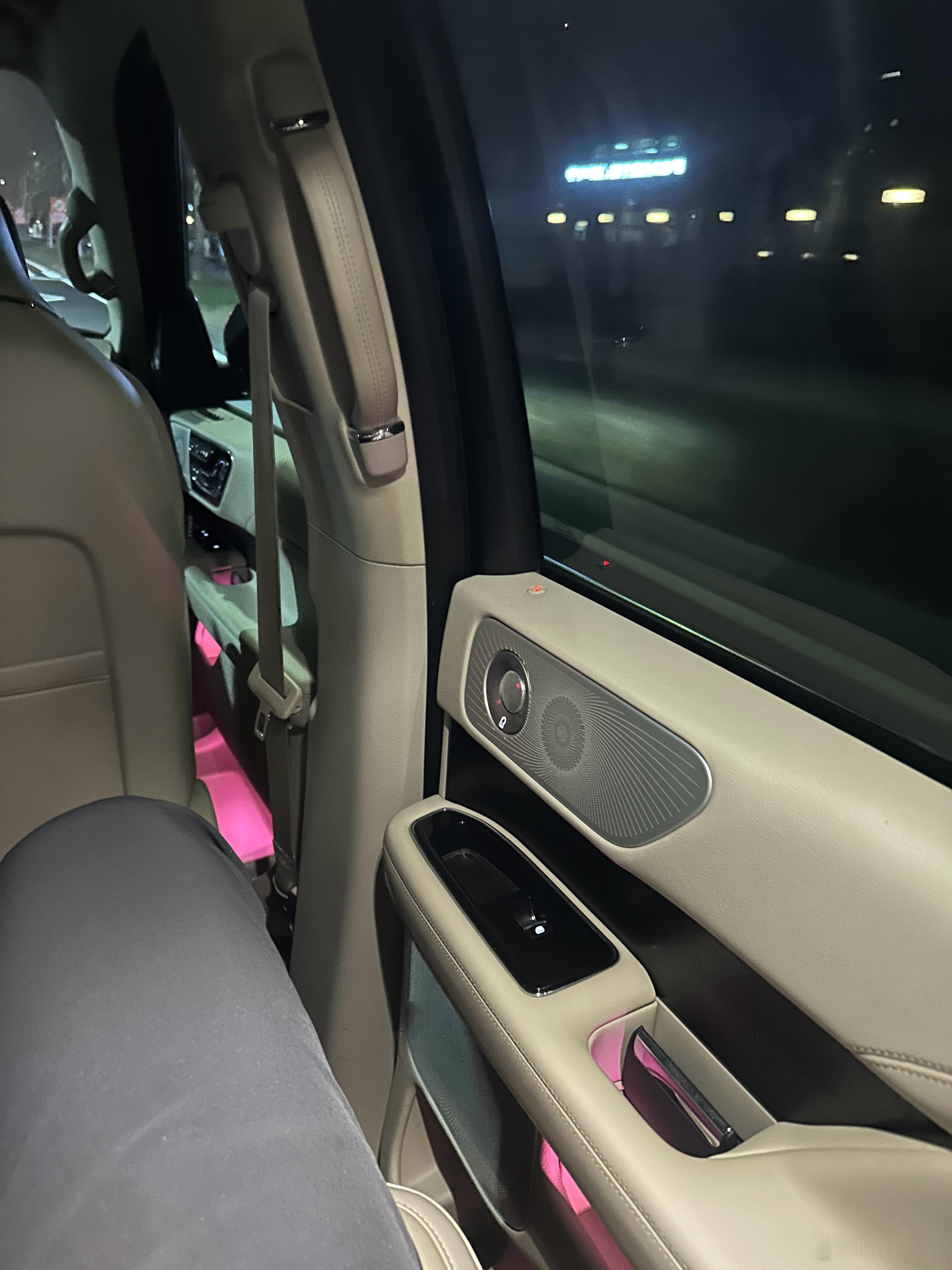 落班这台领航员一定不是车况最好的一台但一定是我最喜欢的一个配色白色加长版浅