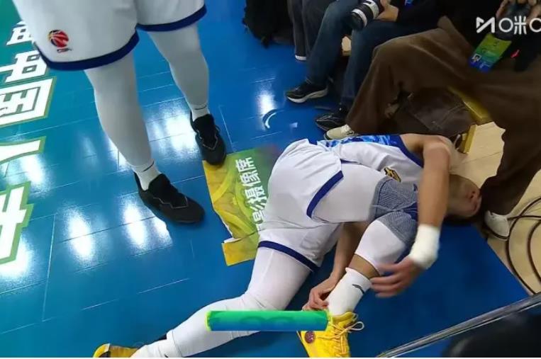 孙铭徽伤病检查结果出来了，确认是距腓前韧带撕裂，现在还不知道撕裂的严重程度，不过