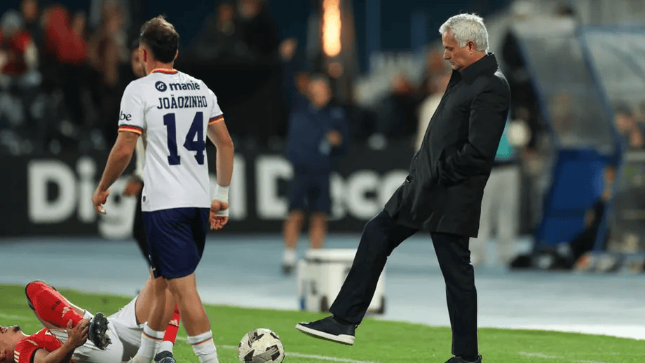 穆里尼奥赛后暴怒: 本菲卡首发有9个人不想踢, 那你就下场吧