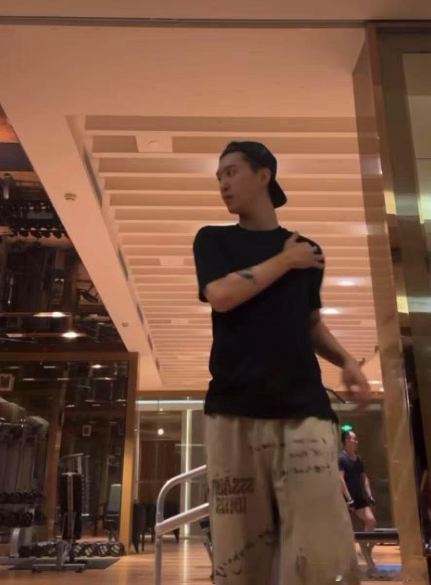 范丞丞直播生图状态简直封神。五官立体，笑起来感染力拉满，完全就是贵气少年。这颜值