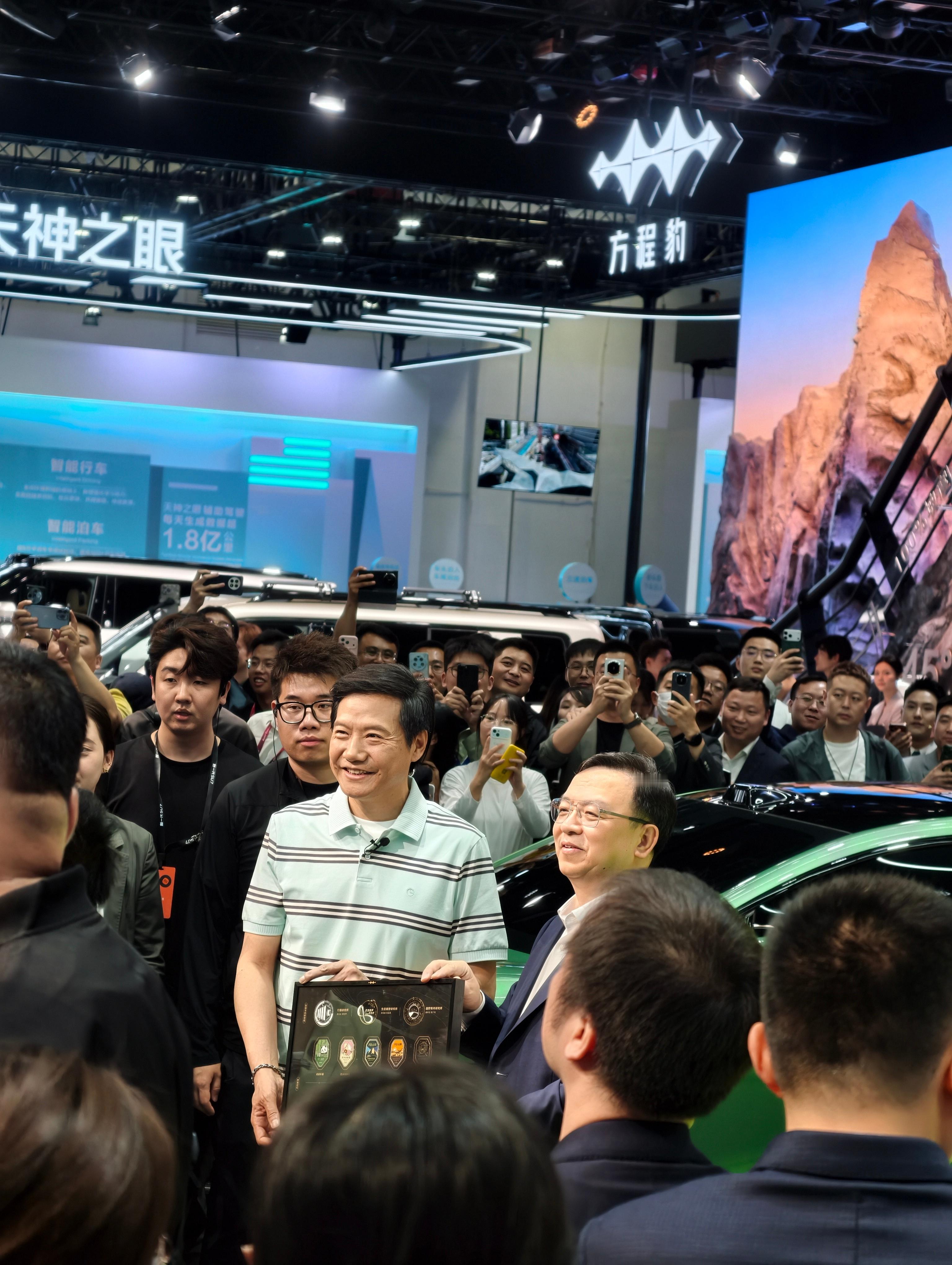 雷总到比亚迪展台送衣服给王传福总，这感情好呀