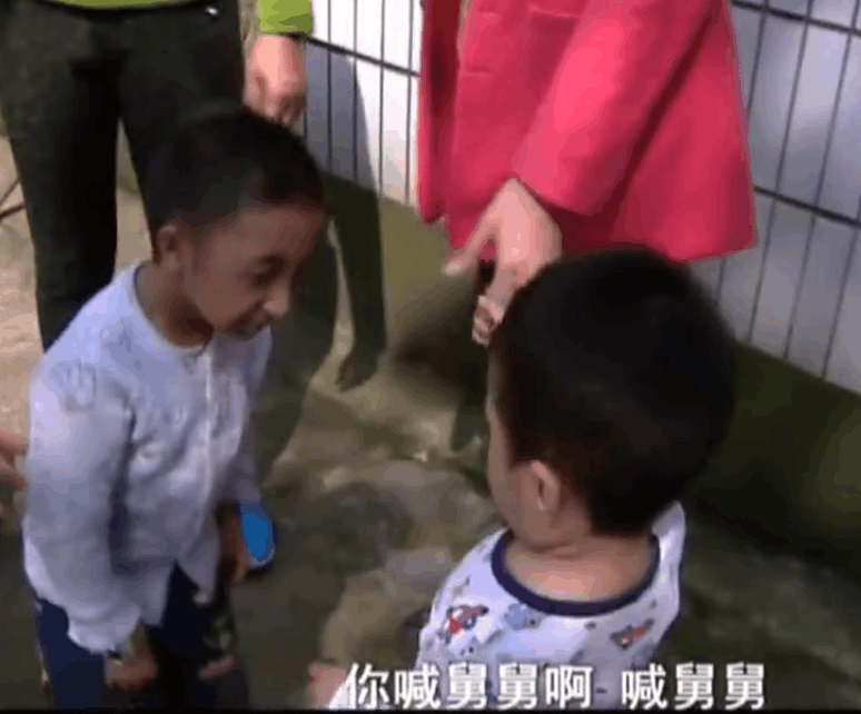 实拍: 13岁的舅舅和两岁的外甥一样高