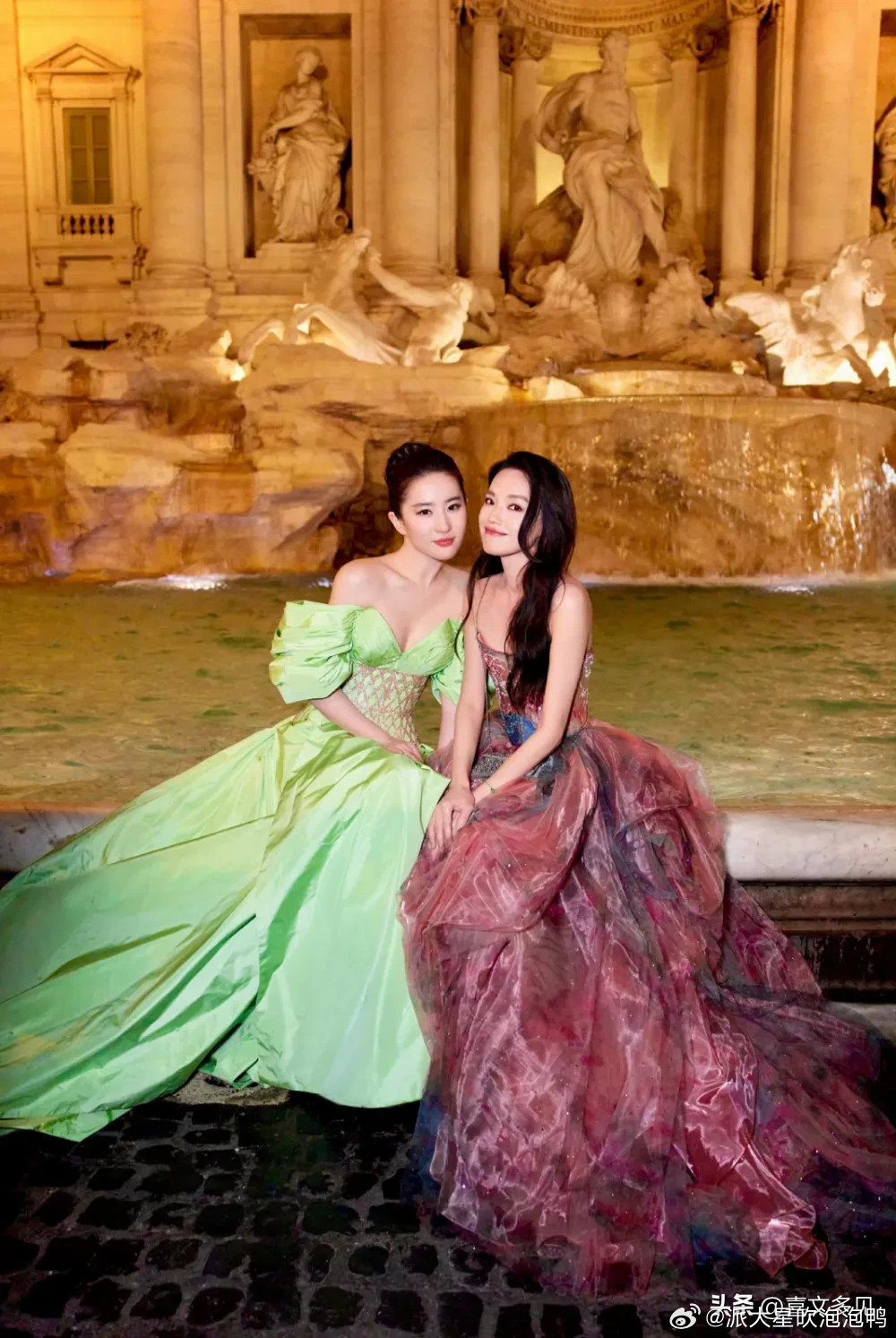 舒淇和刘亦菲坐在一起，身上的特点更加明显，嘴巴确实大。中国传统对美女的定义，柳叶