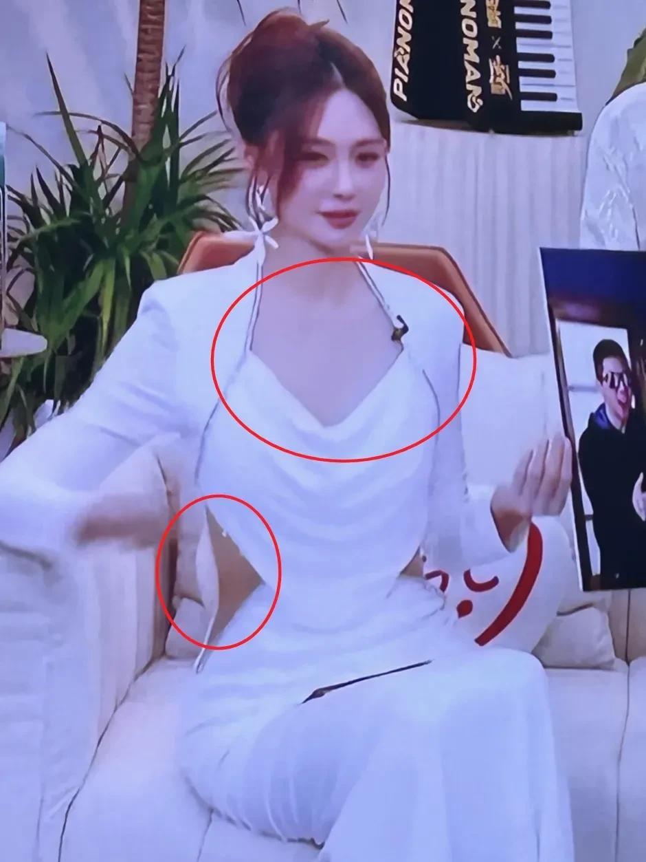 沈梦辰忘记给腰擦粉，原生肤色露馅儿了沈梦辰原生肤色是比较偏黄偏黑的，她自己也不