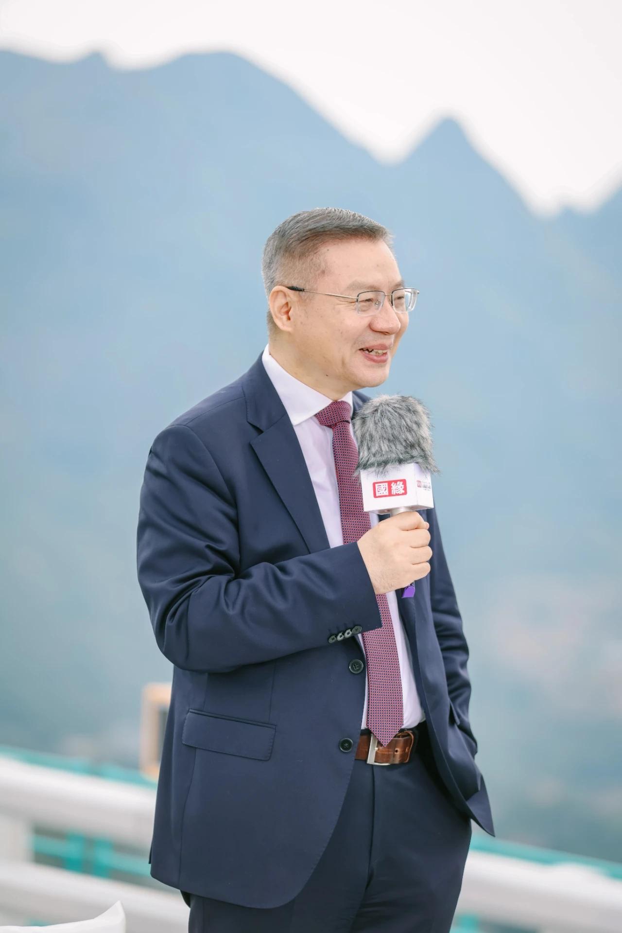 张维为教授还是《东方学刊》的主编。《东方学刊》是张教授的研究院主办的，也有七八年