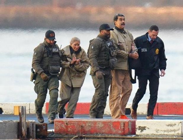 拒不认罪！马杜罗夫妇首次出庭，身穿囚服称遭“绑架”，因美军突袭受重伤当地时间