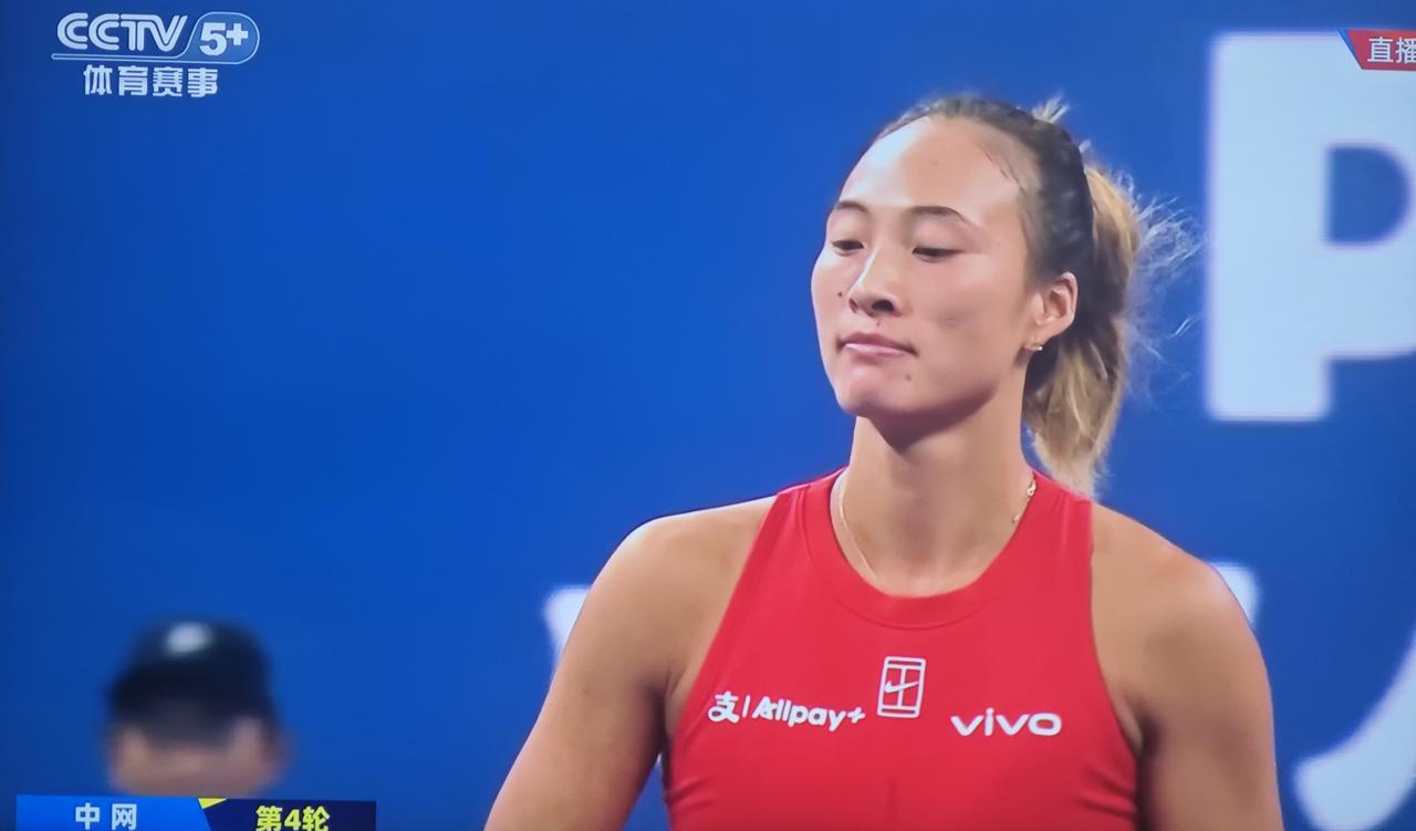 这场球不错，再次2:1过关。现在郑钦文气场回来了中网连续四场球都是2:1，看