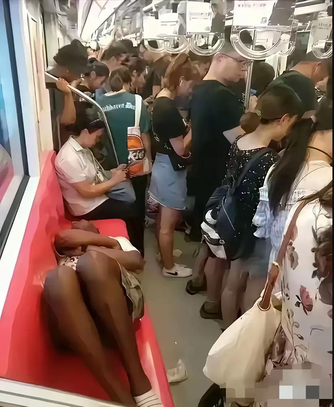 外国小伙在地铁上站座，这时候中国老人也不找他让位置了都静声了，腰和腿都有力了可以