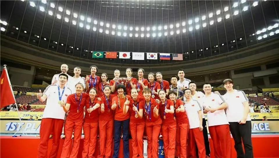中国女排亏欠了冠军队长曾春蕾。2015年世界杯出征前夕，曾春蕾作为临危受命的队长