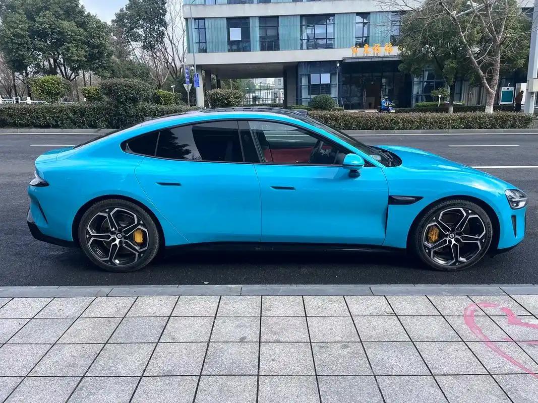 养一台小米SU7一年到底花多少？我算过细账：电+保险+保养+停车＝这些数我的S