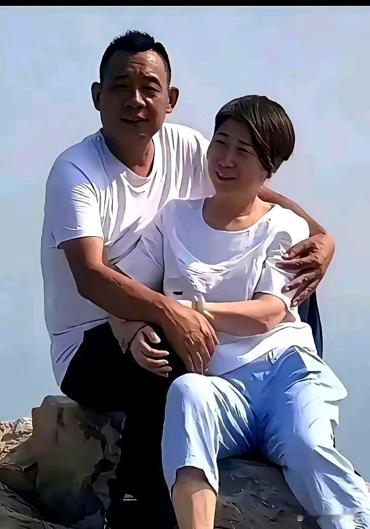 有钱了还不换妻？一堆人盯着于东来，先把他往“圣人”上抬。可在负债、店铺起火