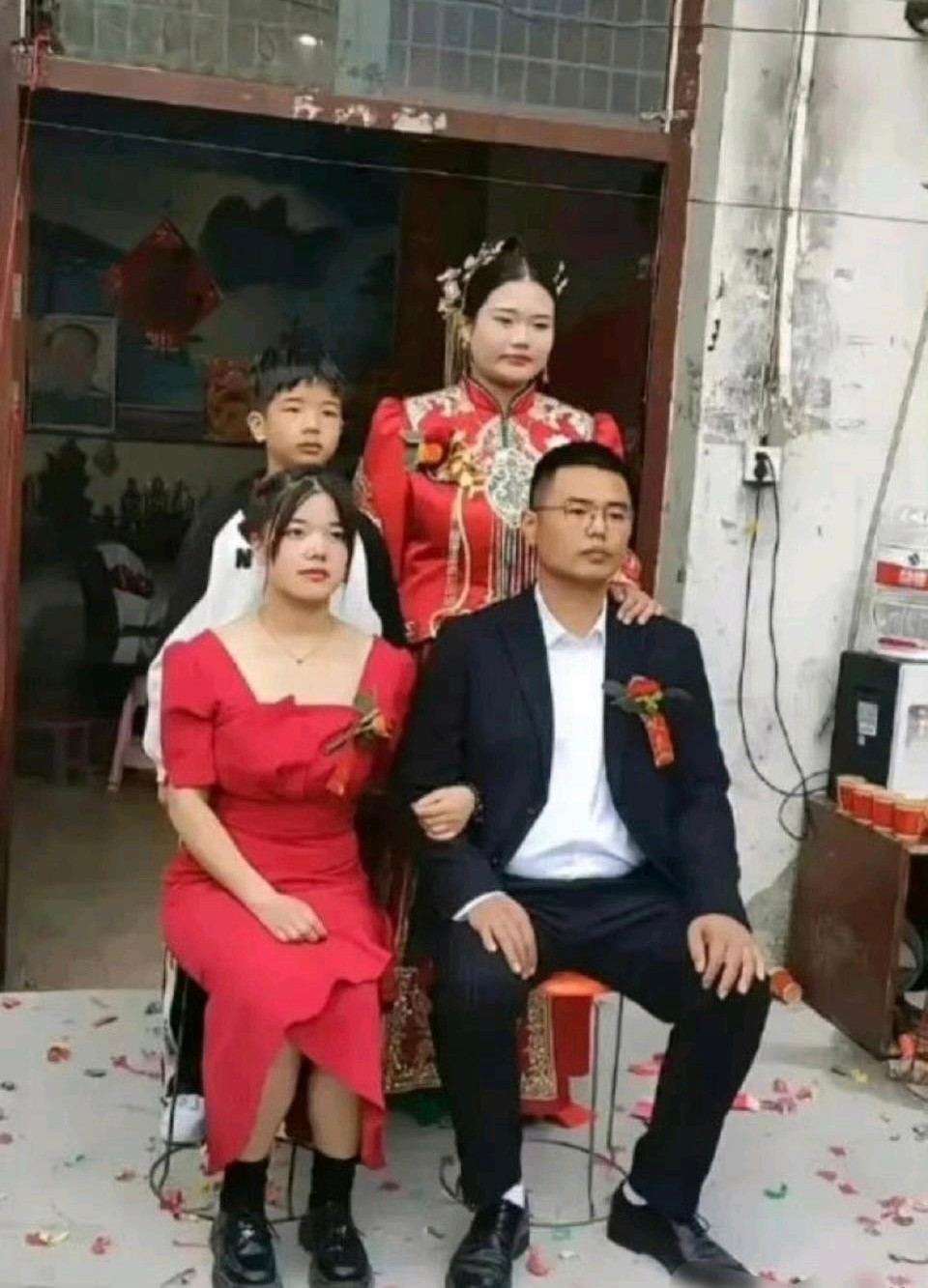 不懂就问，到底谁才是新娘？？看懵了