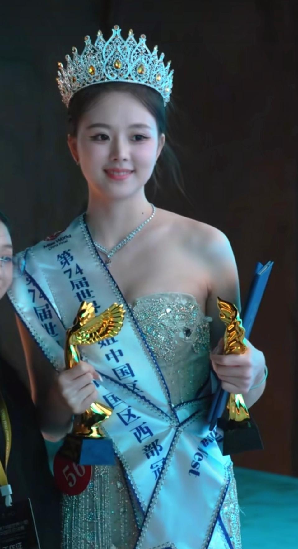世界小姐总决赛颁奖后的合影环节，一对比就能看出来广西的刘世欣的1.8米身高，这大