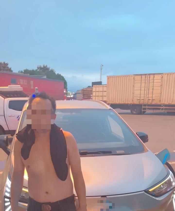 “这也太危险了！”浙江杭州，一男子开着新能源跑高速，没想到途中车子突然没电，于是