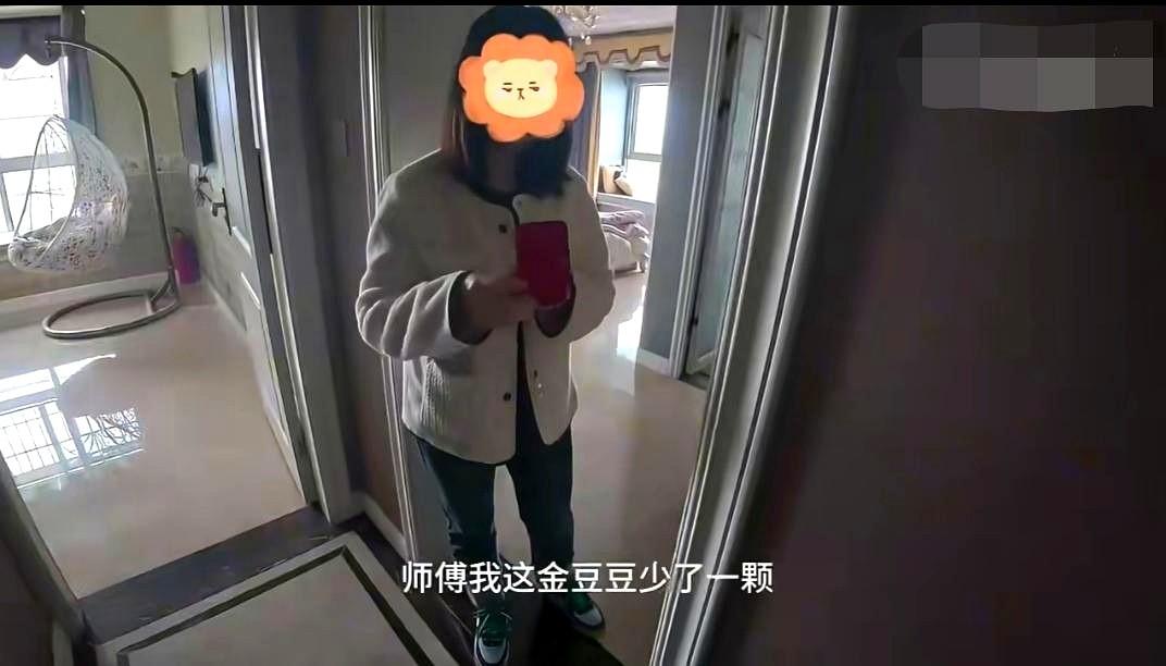 女子弄丢了寝室门的钥匙找开锁匠，开锁后却声称丢了金豆豆。开锁匠一句“我们是有记