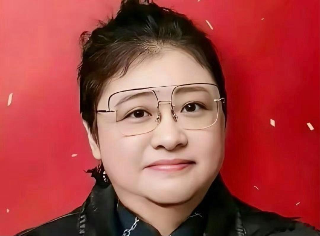 韩红说以前是校花，我本来不信。结果一看18岁军装照，对不起，是我有眼无珠。
