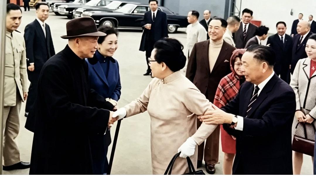 1969年中国台湾台北机场，80岁的宋霭龄启程返美。妹妹宋美龄和妹夫蒋介石亲