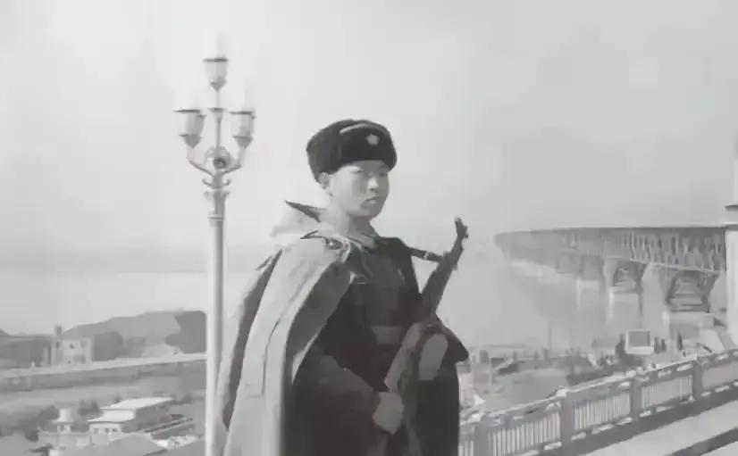 1971年的冬天，南京长江大桥。大雪纷飞，气温跌破零下。一个士兵穿着薄薄的军