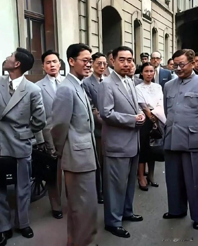 周总理出席国际会议期间，李克农时刻不离左右担任保卫工作。两人的革命友谊从当年的上
