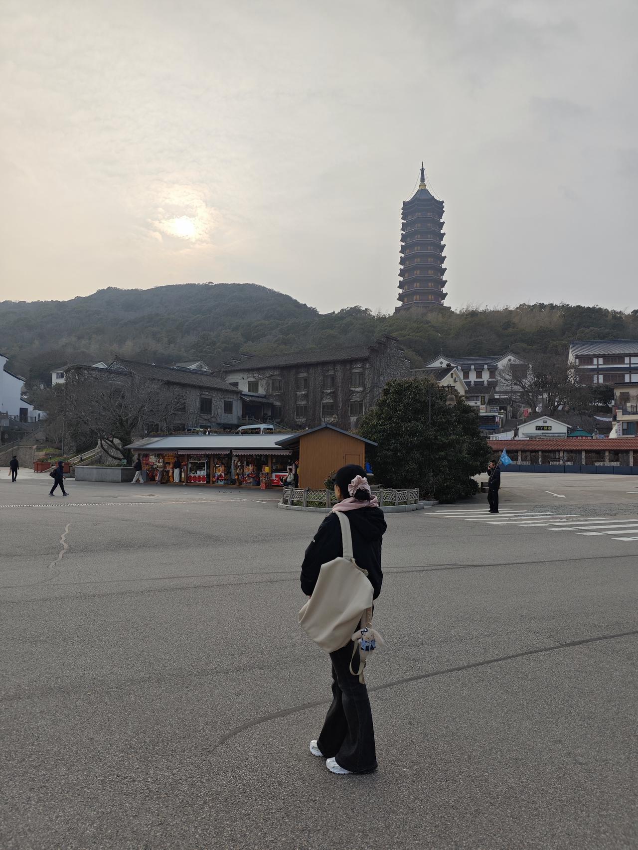 春天的普陀山很美，满眼都是绿茵盎然，慕名而来的善男信女们都十分虔诚的来普陀山寻找