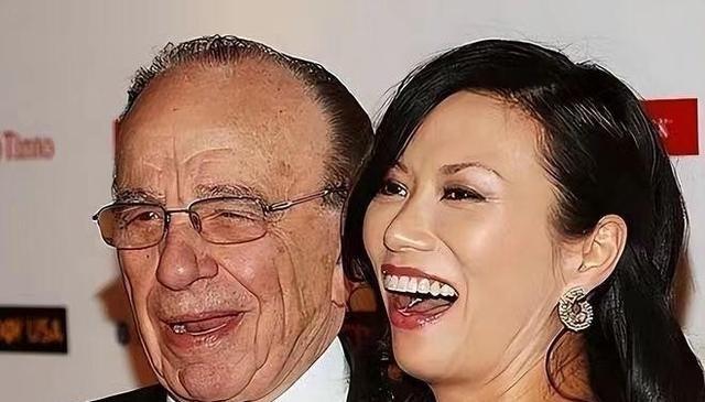 1999年6月，67岁的默多克为了迎娶邓文迪，与第二任妻子安娜离婚。分得17亿美