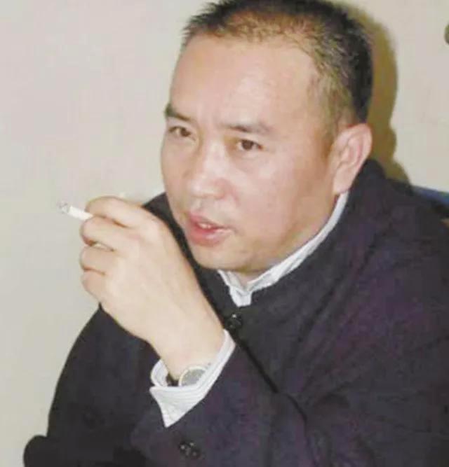1999年，涉嫌走私金额高达800多亿元的赖昌星潜逃至加拿大，究竟是何人暗中向他