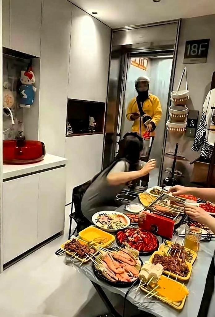这吓了外卖小哥一跳