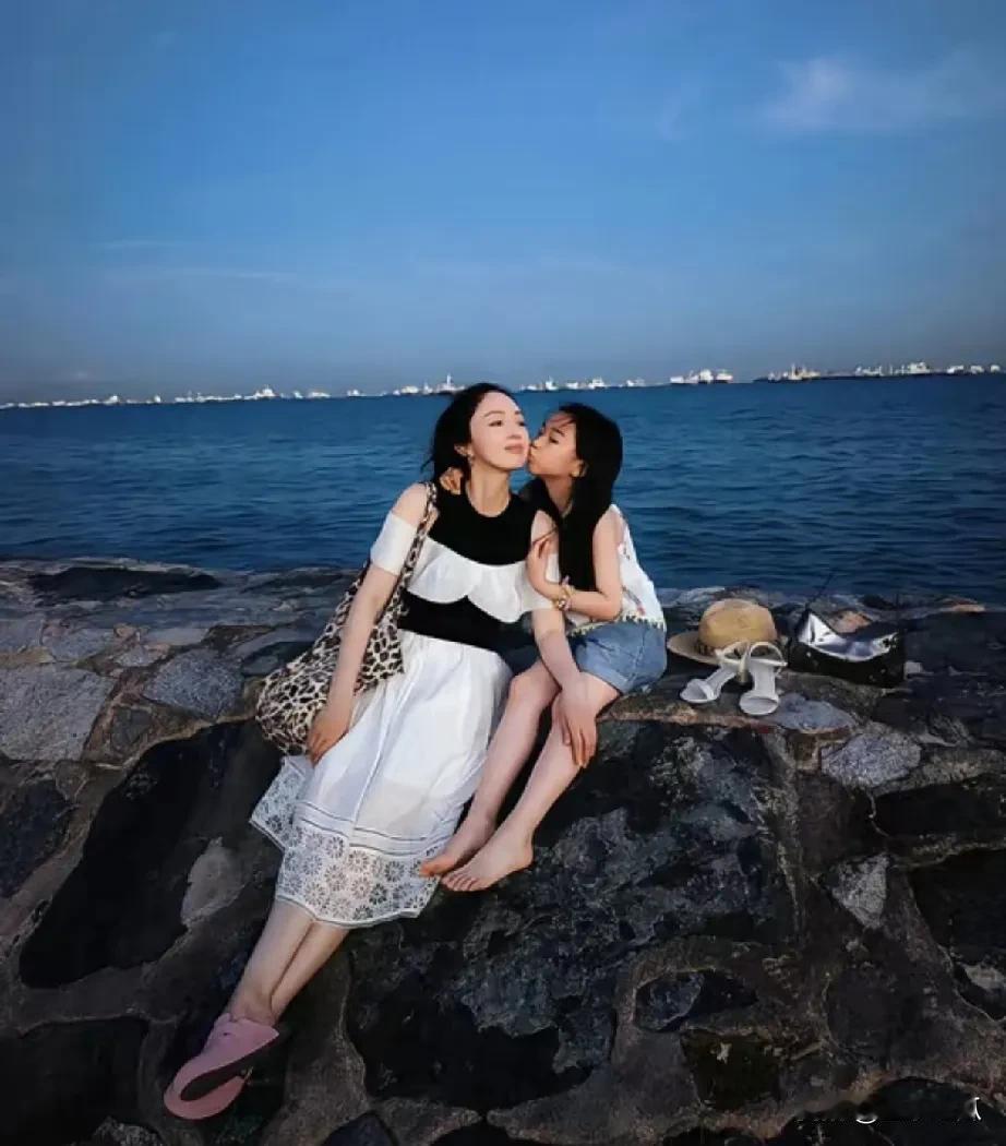 董璇女儿小酒窝太招人喜欢了。镜头下的母女幸福溢满，小酒窝靠在妈妈肩膀上，还亲吻