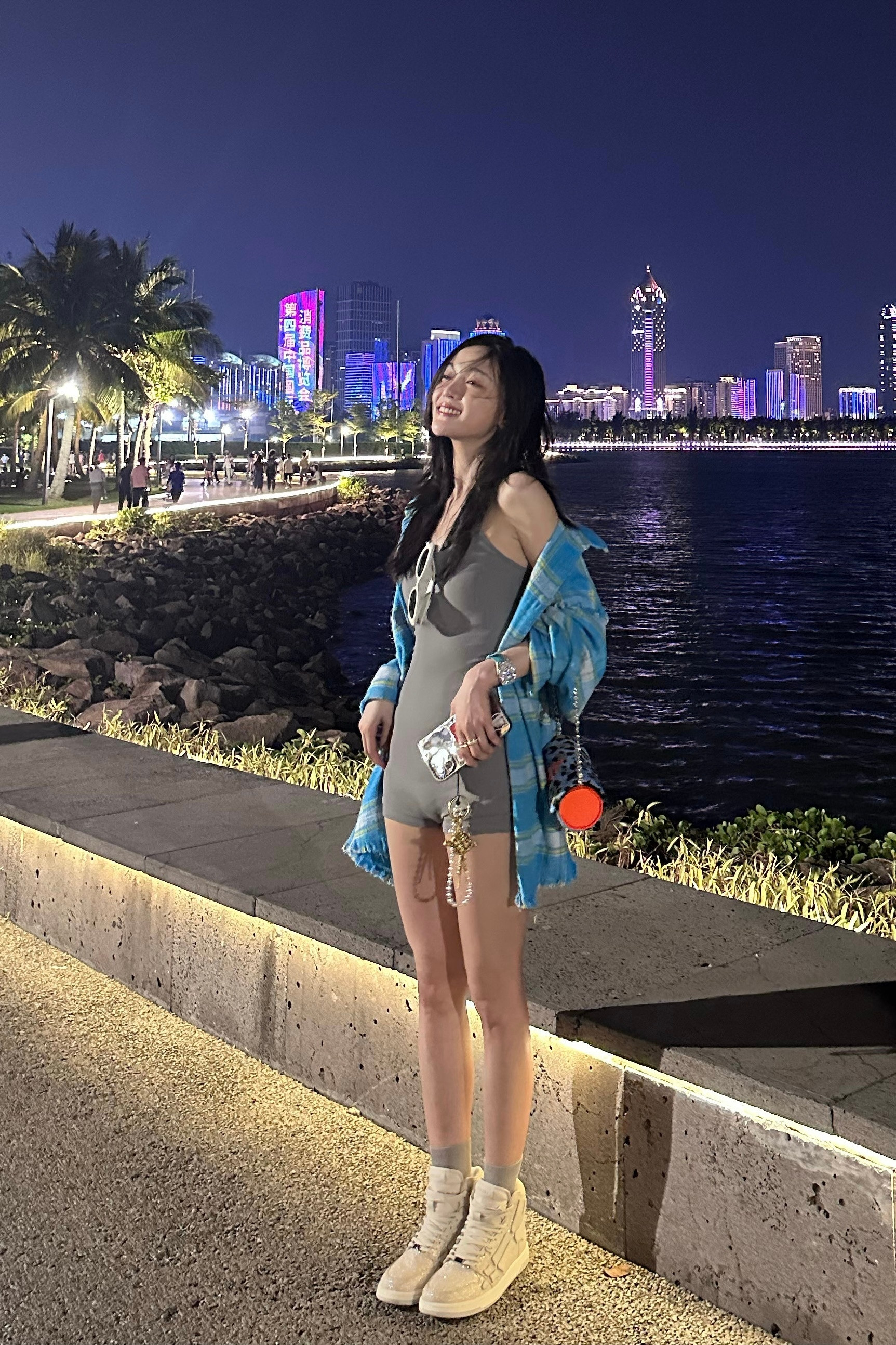 吴宣仪，灰色连体衣，小姐姐上镜好显瘦。吴宣仪