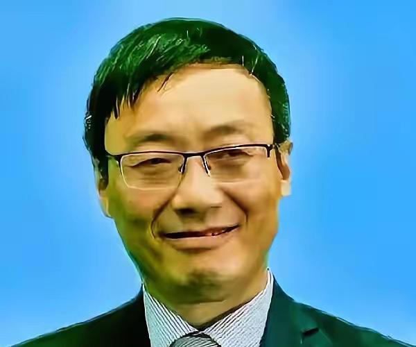 一句硬话，炸醒装睡的人。一句硬话，把不少人从“国际化”的迷雾里拉回现实。6月