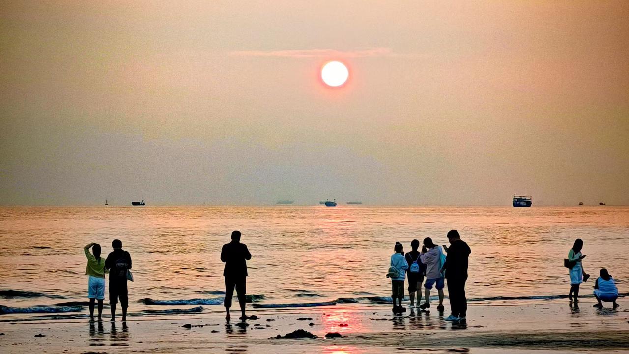 冬日生活打卡季晚风裹着咸湿的海味漫上岸，落日把天际揉成橘粉的雾。浪尖踮着碎金，船