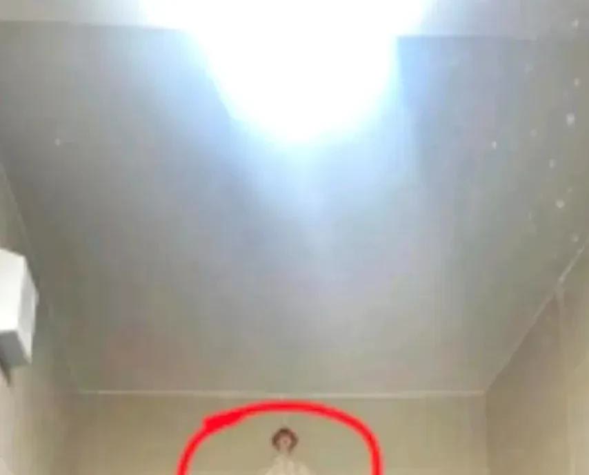 山西，一名女子下班回到家，发现自己的对门邻居，在自家房门的正上方，安了一个挂钩，