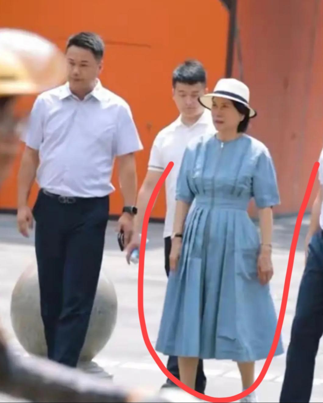 路人偶遇董明珠！褪去西装的铁娘子，气质依旧碾压全场！路人在成都街头拍到了董