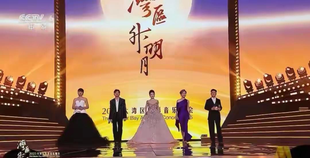 昨晚的湾区升明月晚会，本以为是群星荟萃的高光时刻，没想到被几个主持人的“嘴瓢”抢
