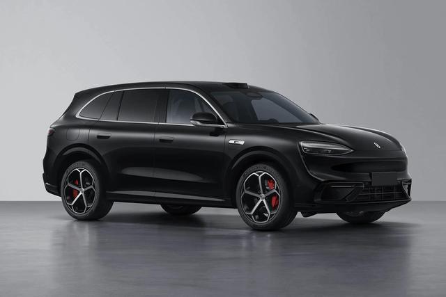 日前，鸿蒙智行发布了问界M6的首张内饰官图，新车内饰采用了全新设计，并应用了双拼