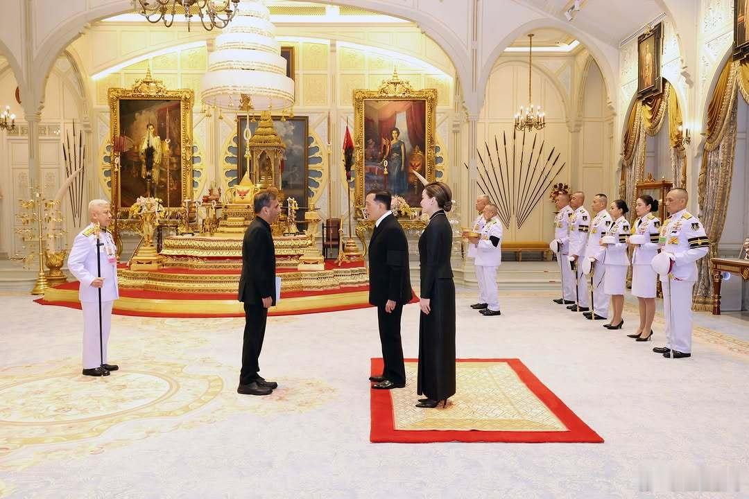泰国王室🇹🇭9月21日，哇集拉隆功国王和苏提达王后接见新任几内亚🇬🇳、
