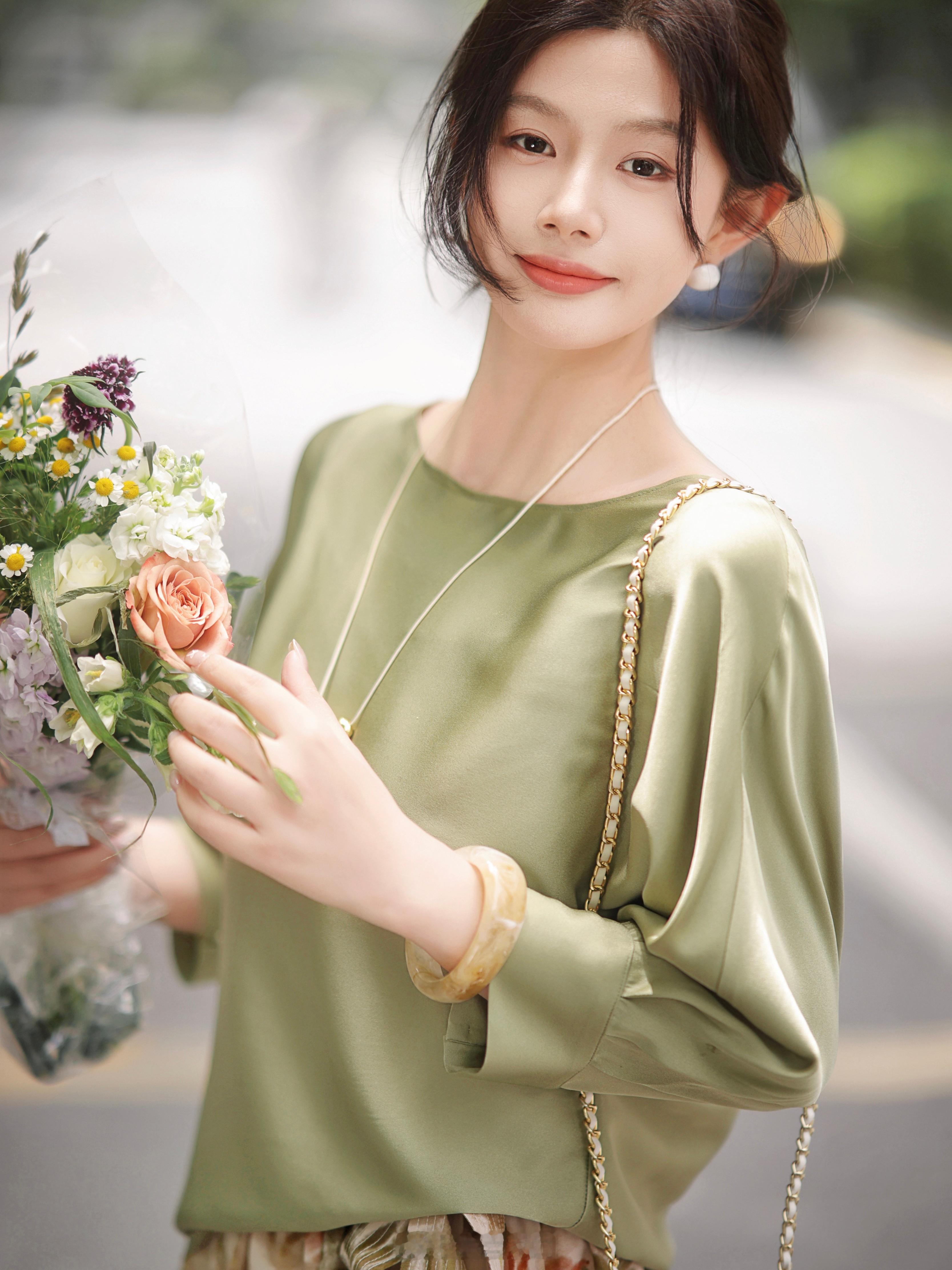 答应我夏天都去穿绿色小衫好嘛！[哭哭]太有夏天的氛围感了吧19mm真丝双乔自带