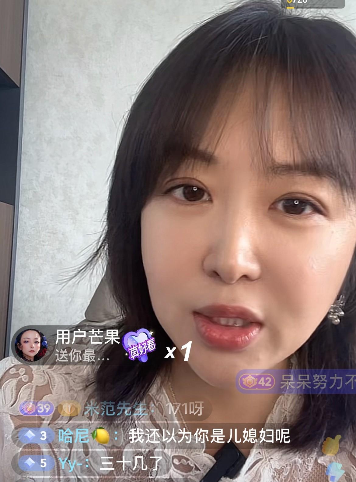 8月26日，老戏骨杜源的女儿杜女出现在直播间，杜女是导演系毕业，做影视幕后工作。