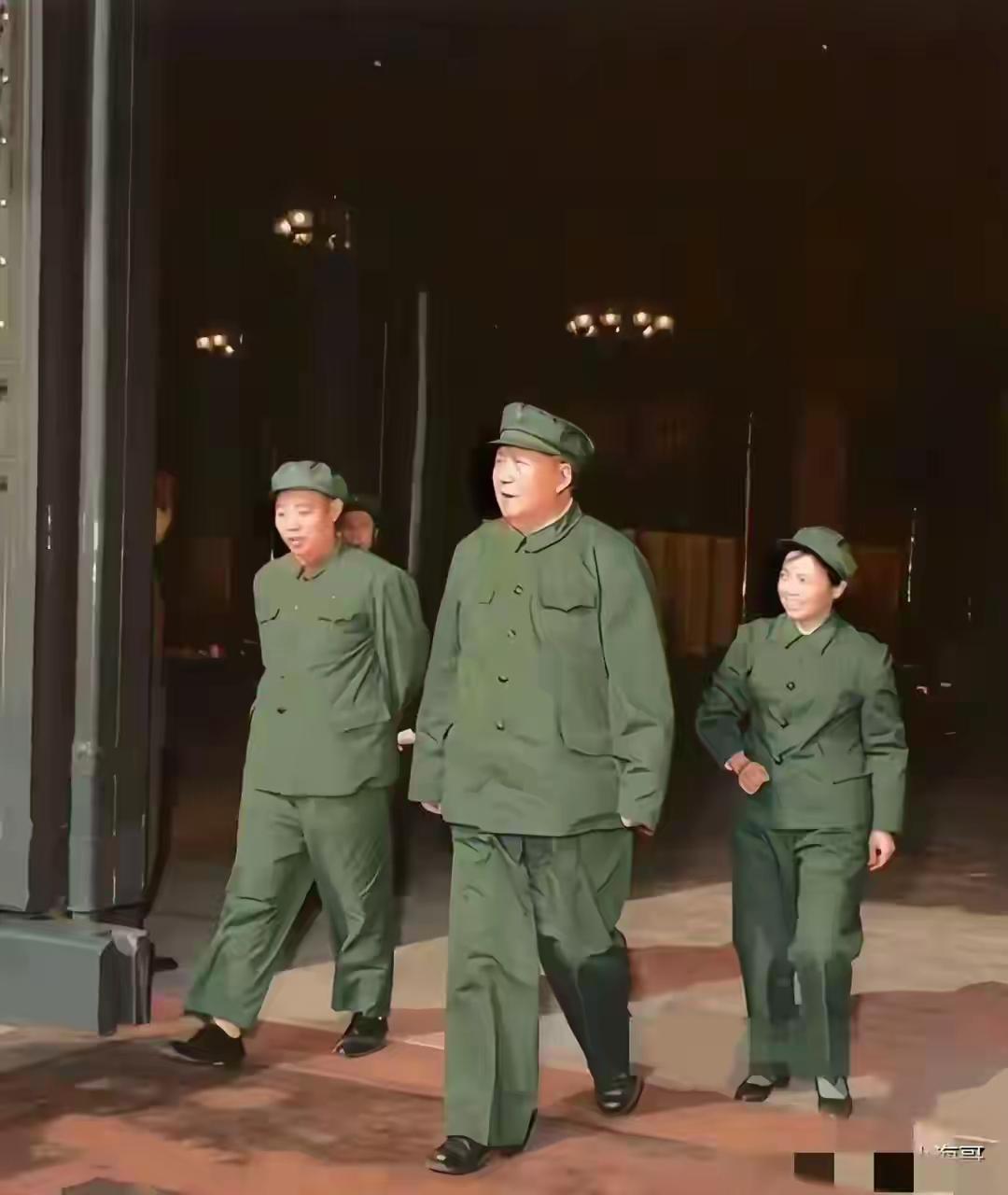 记得那个时候，毛主席在天安门上发表宣言：“全世界人民团结起来，打败美帝国主义以及