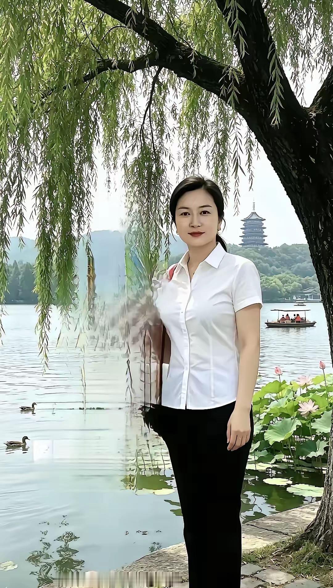 七律•京韵暑光文/熏墨一湾碧水抱京华，十里荷风拂岸斜；翠盖亭亭擎晓露，