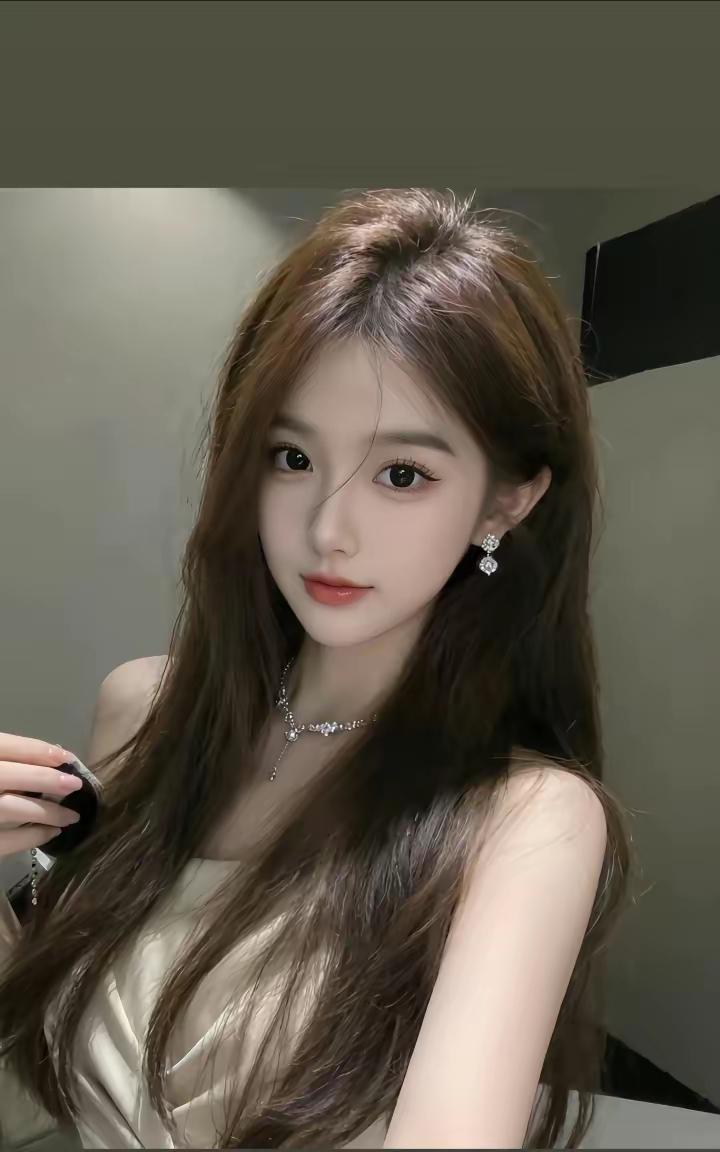 温柔甜美的少女，散发着优雅的气质温柔治愈款美女温柔甜美少女温柔花裙少女纯