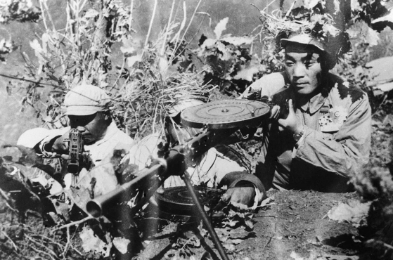 1951年，王德福带领全班坚守阵地，打退敌人9次冲锋，全班牺牲3人。王德福很纳闷