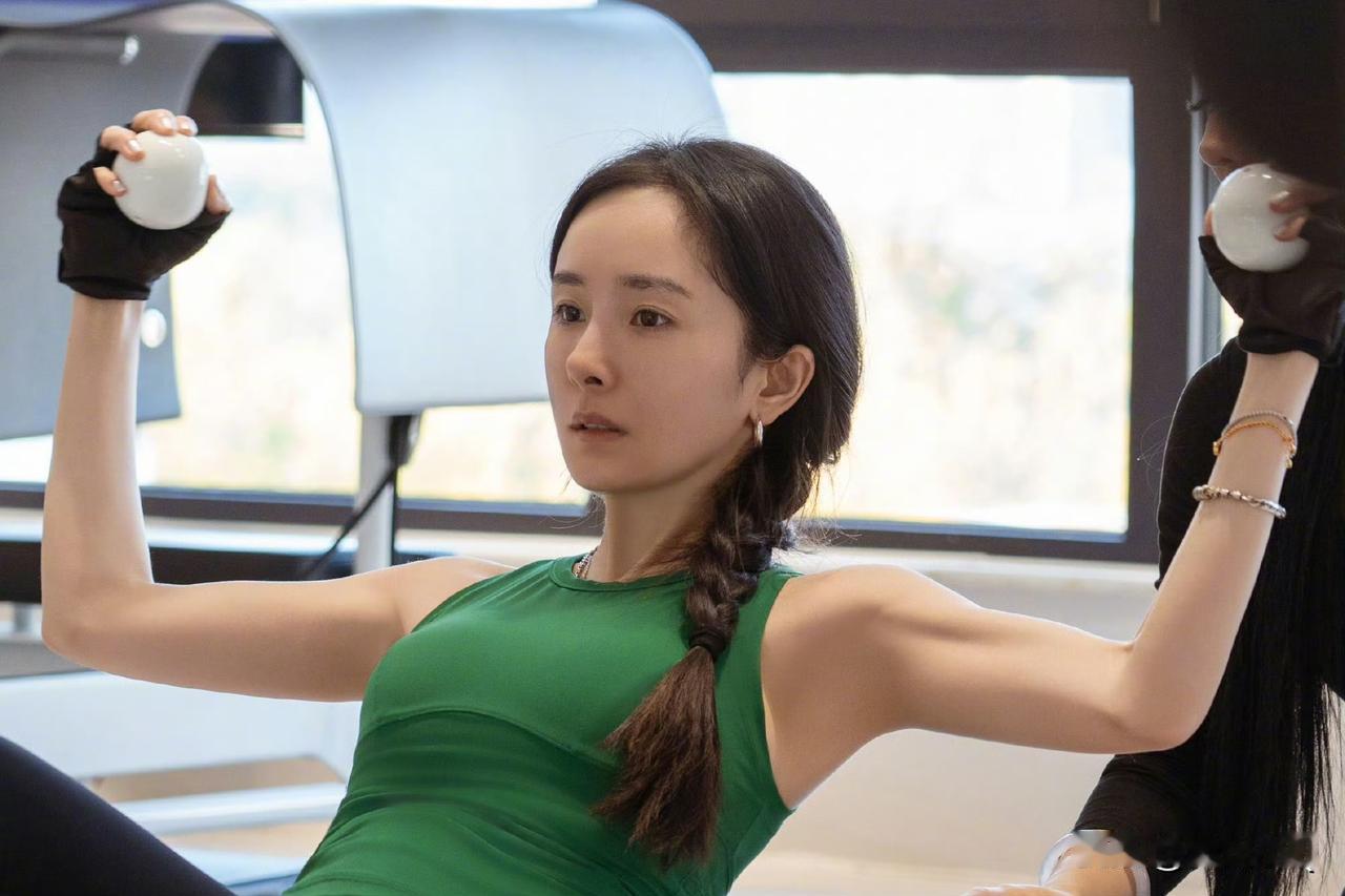 自律达人杨幂已上线，素颜健身，大方展示肱二头肌，全身上下没有一丝多余的赘肉，身材