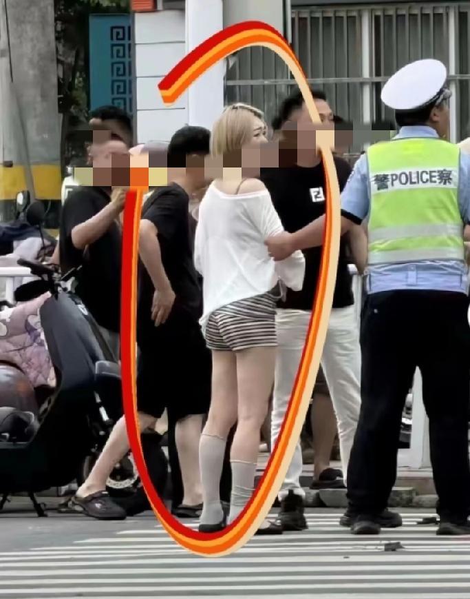 广德撞电动车母子的女司机，姓杨，36岁，这个年纪了，一头黄毛，透明薄纱上衣、包臀